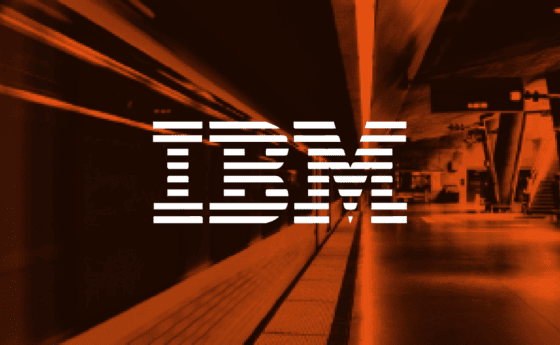 Logo de IBM sobre imagen naranja y negra