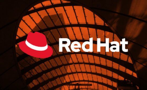 Logo de Red Hat sobre una imagen naranja y negra